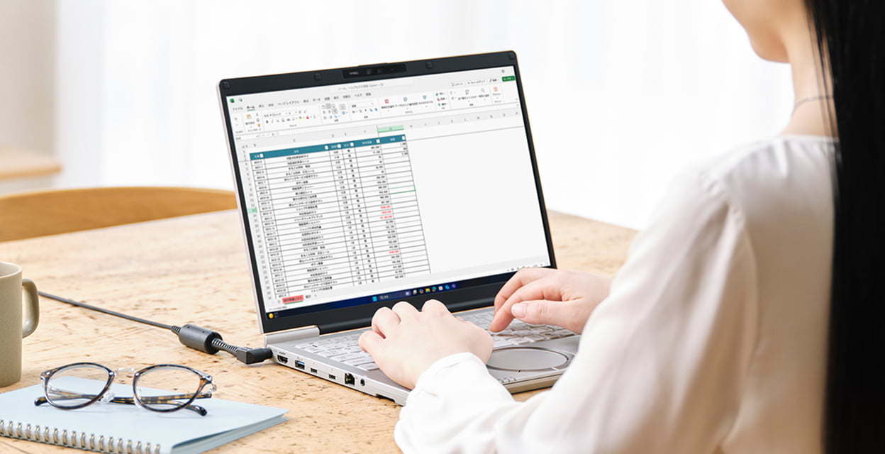複数の資料やデータを同時に表示できる16:10大画面