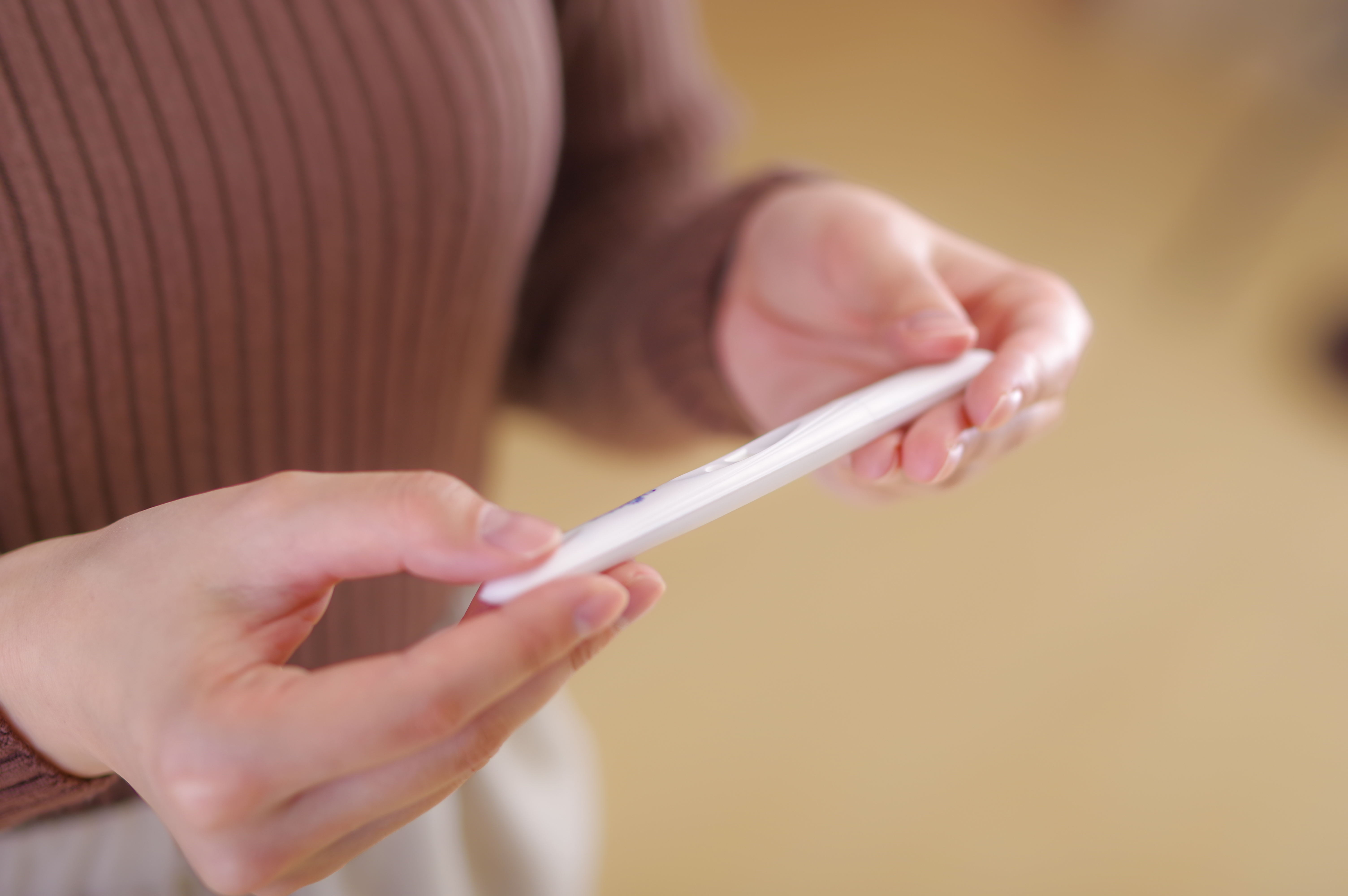 排卵検査薬はいつから使う？妊娠しやすいタイミングと正しい使い方を解説