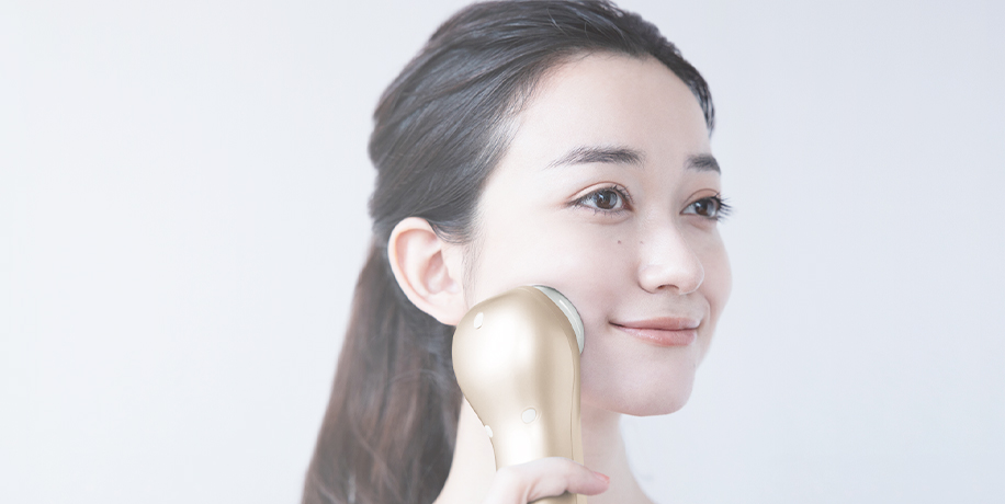 RF美顔器を使用する女性の写真