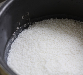 お米を水に浸すイメージ