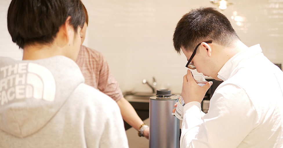 コーヒーとは程遠い生豆の香りに驚く