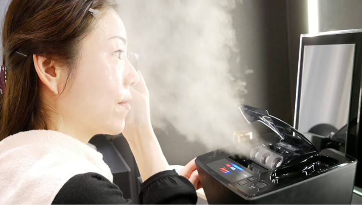 写真:Panasonic Beauty SALON 銀座イベントでスチーマーを体験する女性