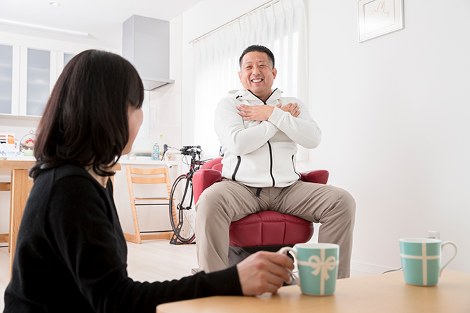コアトレチェア(EU-JC70に乗ってトレーニング中のご主人