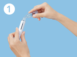 【写真】1.専用の塩水を本体に入れる。