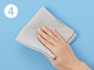 【写真】4.金属や木材などに噴霧した場合は、布などですぐに拭き取ってください（※2）