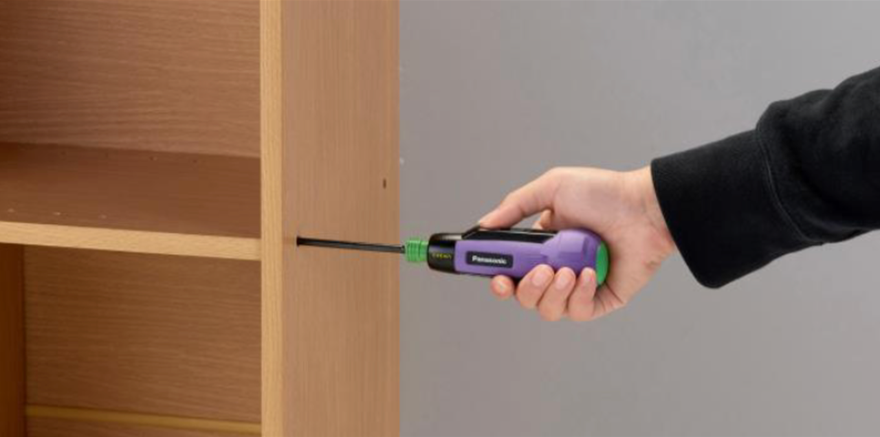 充電ミニドライバーで棚のネジを閉める写真画像